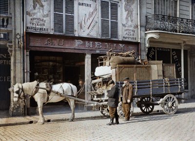 Ein Pferdewagen wird vor einem Lederwarengeschäft mit Möbeln und persönlichen Gegenständen beladen, Reims, Frankreich, 4. Mai 1917 von Paul Castelnau